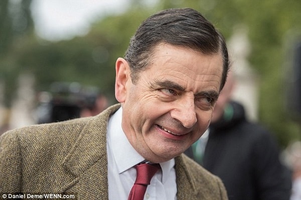 Mr. Bean dai nao Cung dien Buckingham nhan dip sinh nhat 25 nam-hinh-anh-15