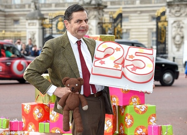 Mr. Bean dai nao Cung dien Buckingham nhan dip sinh nhat 25 nam-hinh-anh-17