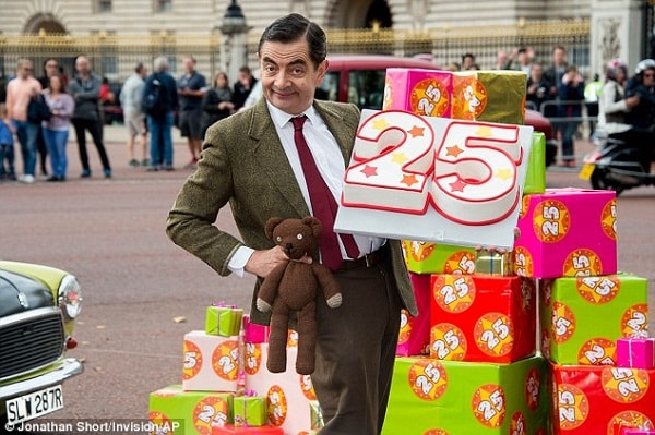 Mr. Bean dai nao Cung dien Buckingham nhan dip sinh nhat 25 nam-hinh-anh-18