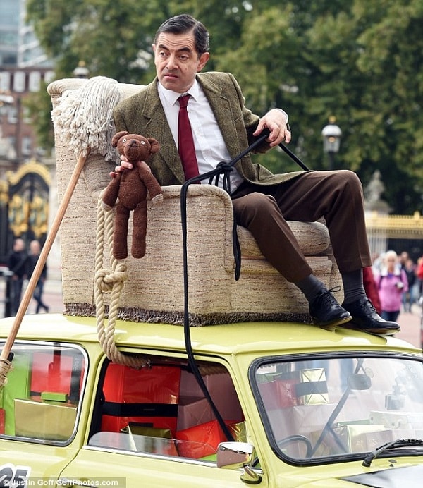 Mr. Bean dai nao Cung dien Buckingham nhan dip sinh nhat 25 nam-hinh-anh-5