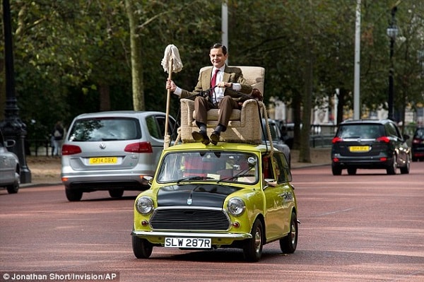 Mr. Bean dai nao Cung dien Buckingham nhan dip sinh nhat 25 nam-hinh-anh-7