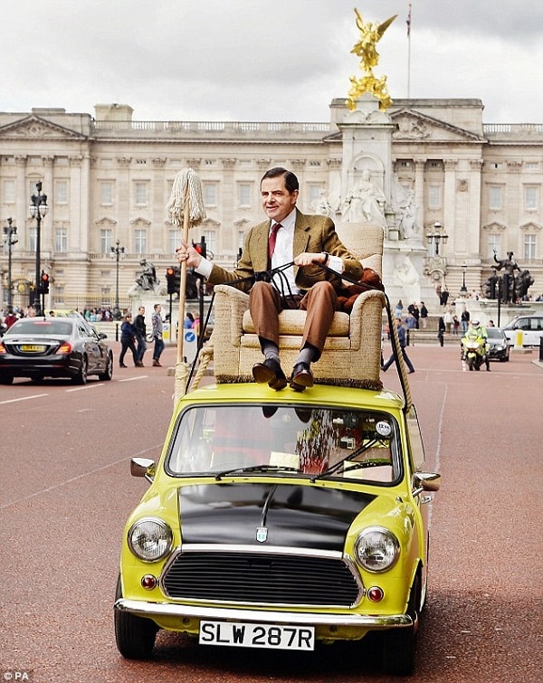 Mr. Bean dai nao Cung dien Buckingham nhan dip sinh nhat 25 nam-hinh-anh-8