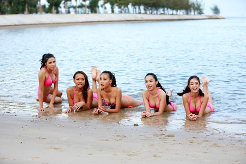 Thi sinh Hoa hau Hoan vu VN do dang bikini tren bai bien-hinh-anh-17