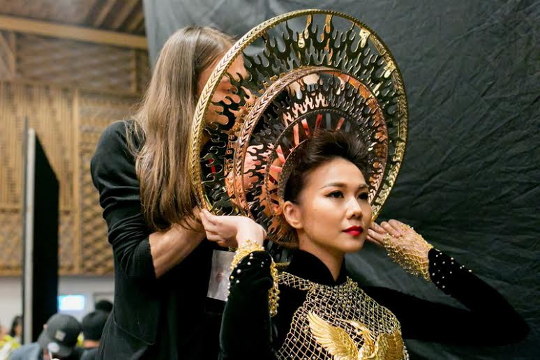 Chiec ao dai 1,2 ti cua sieu mau Thanh Hang tai VietNam International Fashion Week co gi dac biet?-hinh-anh-1