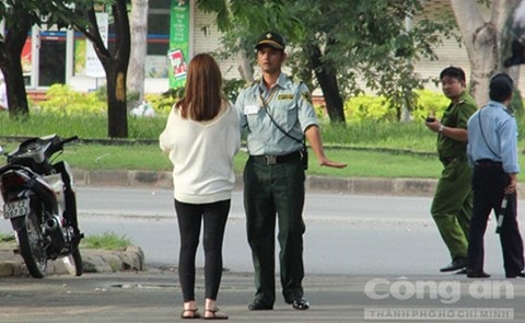 co gai, Han Quoc, nhay lau tu tu, tu tu, lanh su quan, canh sat PCCC, giai cuu