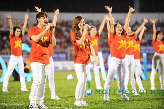 Dong Nhi - Ong Cao Thang dot nong tran khai mac Giai U21 Quoc te-hinh-anh-1