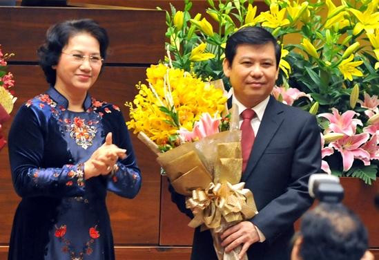 Ông Lê Minh Trí - Viên trưởng Viện Kiểm sát nhân dân tối cao (phải) nhận hoa từ Chủ tịch Quốc hội