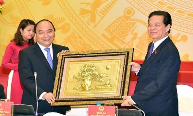 Thủ tướng Nguyễn Xuân Phúc tặng quà người tiền nhiệm