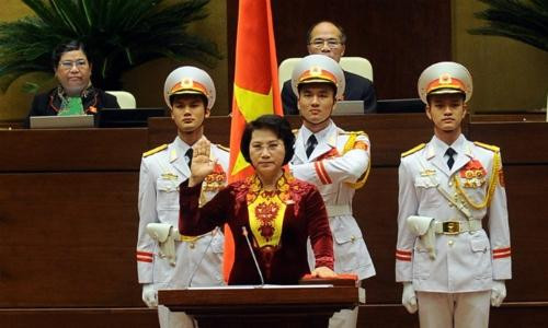 Trò chuyện với nhà thiết kế trang phục cho nữ Chủ tịch Quốc hội Kim Ngân 