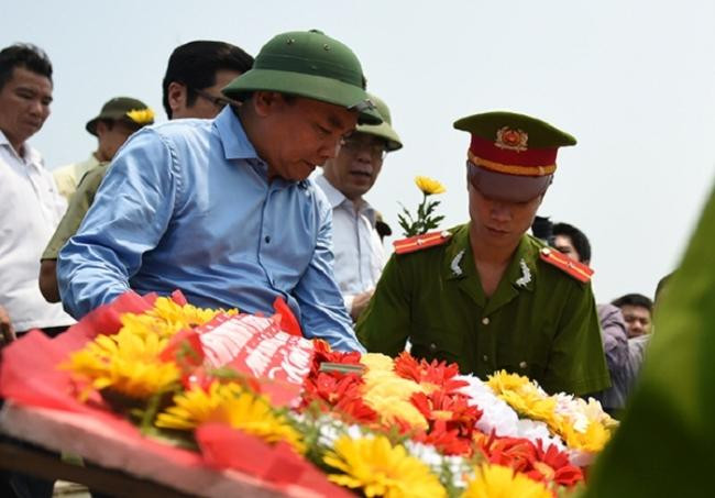 Thủ tướng thăm các anh hùng liệt sĩ hy sinh tại sông Thạch Hãn