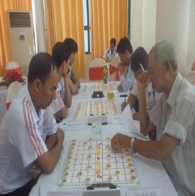 Giải đấu Vô địch cờ tướng đấu thủ mạnh toàn quốc năm 2015 với sự góp mặt của kỳ thủ Trần Quốc Việt (bên phải)