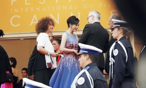 Lý Nhã Kỳ thân thiết với huyền thoại điện ảnh Pháp ở bế mạc LHP Cannes 