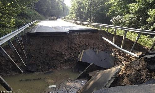 Nhiều tuyến đường tại bang West Virginia bị hư hỏng nặng do lũ lớn. Ảnh: Reuters