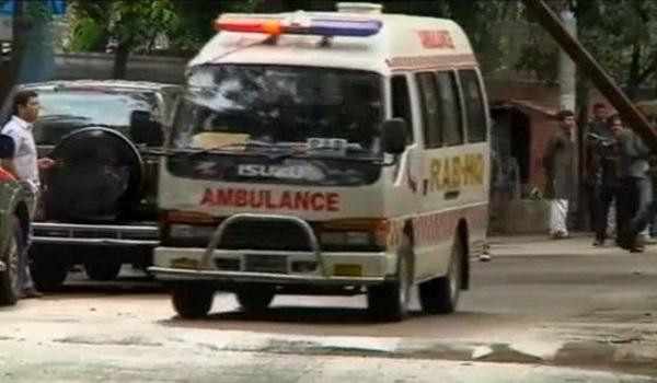 Xe cứu thương được chuẩn bị để di chuyển con tin bị thương. Ảnh: Indian express