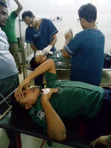 Nhiều cảnh sát bị thương trong vụ tấn công. Ảnh: Dhaka Tribune
