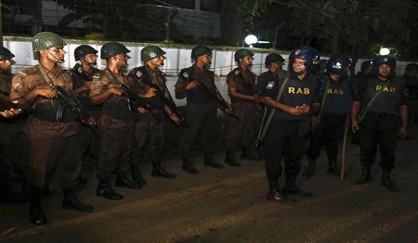 Lực lượng an ninh Bangladesh chuẩn bị cho cuộc đột kích vào nhà hàng. Ảnh: .India news