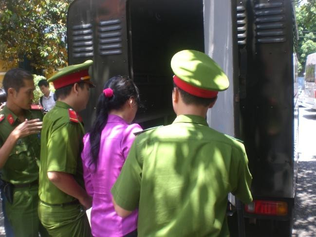 Bà Trương Thị Tuyết Lan, sau buổi xử đầu tiên tại Tòa án ND TP.HCM được dẫn giải ra xe về trại giam. Ảnh: Quang Huy