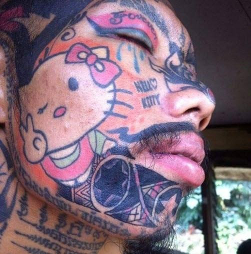 Chàng trai xăm kín mặt với hình mèo Hello Kitty