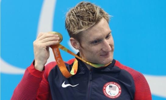 Vì sao các vận động viên Paralympic lắc huy chương của họ? 