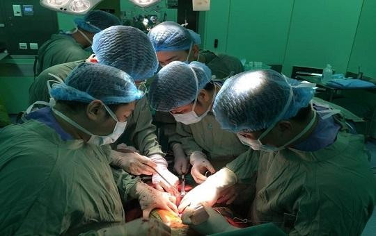  Cứu sống 1 bệnh nhân bị bệnh bướu thận phức tạp 
