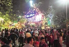 Nhiều người dân ra đường trong đêm Giáng sinh.