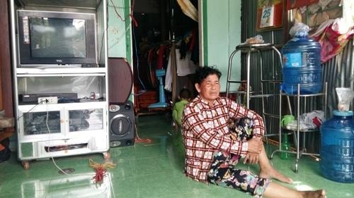 Mưa trái mùa, nhiều tuyến đường nội ô Cần Thơ ngập nặng