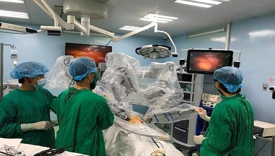 Lần đầu thực hiện ca phẫu thuật robot điều trị ung thư dạ dày tại VN 