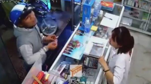 Thanh niên giả vờ mua thuốc để trộm thẻ cào điện thoại 