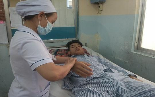 Uống thuốc hạ sốt, nam thanh niên bị chảy máu bao tử ồ ạt
