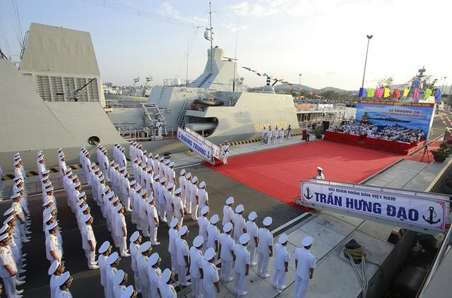 Thượng cờ 2 tàu hộ vệ tên lửa Trần Hưng Đạo và Quang Trung 