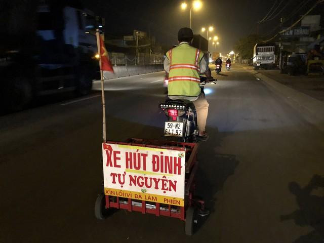 Người đàn ông đều đặn đi hút đinh từ 4 giờ sáng ở Sài Gòn 