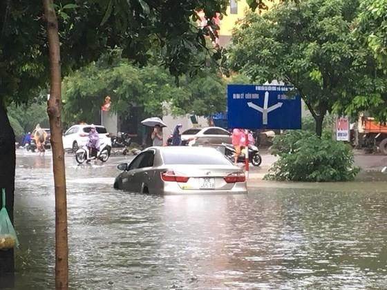Hà Nội ngập lụt vì mưa, thủy điện Hòa Bình mở thêm 2 cửa xả 