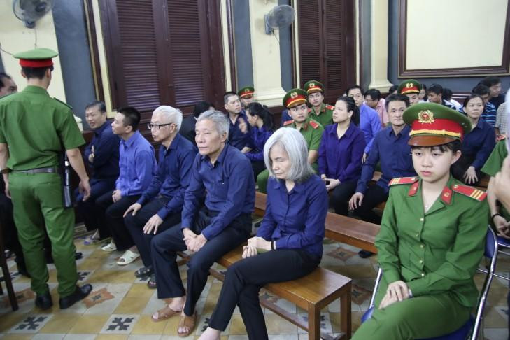 Ông Trần Phương Bình và các đồng phạm tại phiên xử.