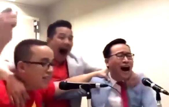 Sốt clip BLV Tạ Biên Cương òa khóc khi Việt Nam vô địch AFF Cup 2018 