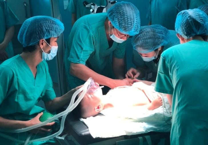 Bệnh viện Trung ương Huế cấy điện cực ốc tai thành công 