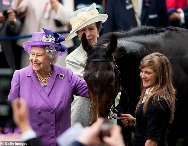 Nữ hoàng Anh Elizabeth II kiếm được số tiền tương đương 229 tỉ VNĐ từ việc đua ngựa 