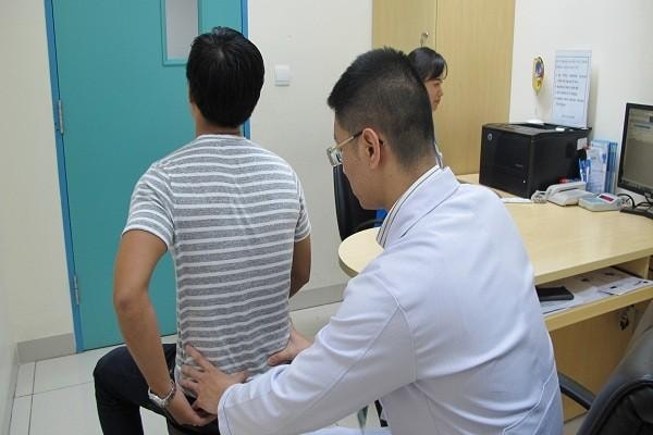 Rất khó chữa thoát vị đĩa đệm bằng uống thuốc, tập vật lý trị liệu 