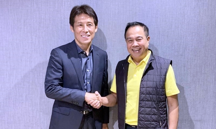 HLV Nishino (trái) bên cạnh Chủ tịch FAT, Somyot.
