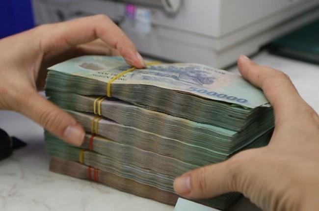 Hàng loạt ngân hàng tăng lãi suất gửi tiết kiệm