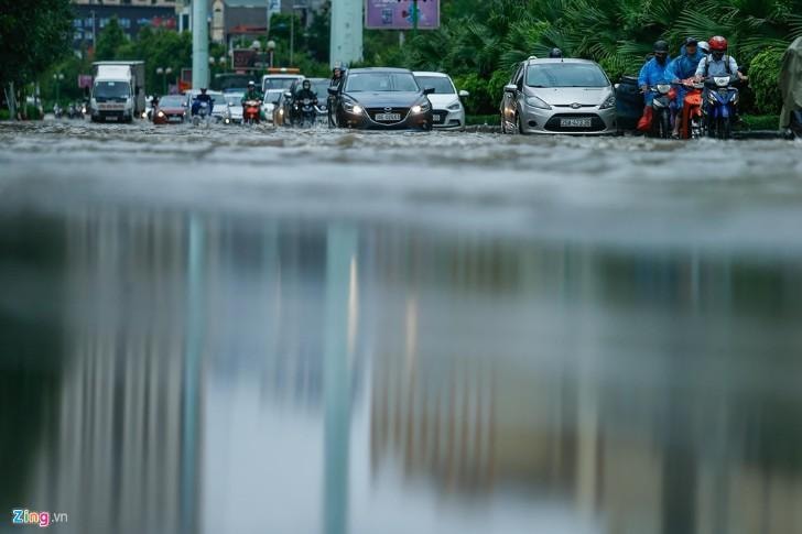Mưa lớn kéo dài, đường Hà Nội ngập sâu cả ngày 