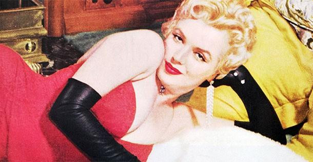 Bi kịch biểu tượng sex Marilyn Monroe: Mẹ hóa điên, bị xâm hại khi mới 8 tuổi, hôn nhân bất hạnh và cái chết bí ẩn 