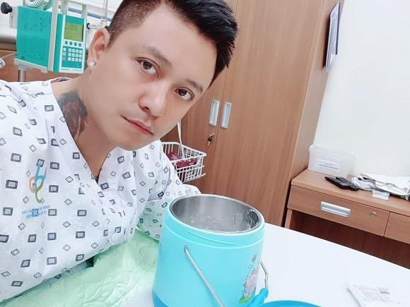 Tuấn Hưng nhập viện vì hở van tim 