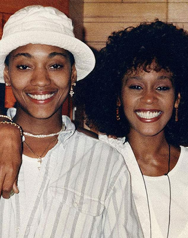 Người bạn thân nhất của Whitney Houston, Robyn Crawford, đã mở ra về mối tình lãng mạn bí mật mà cô chia sẻ với ca sĩ khi họ còn là thanh thiếu niên đầu những năm 1980 trong cuốn hồi ký mới của cô