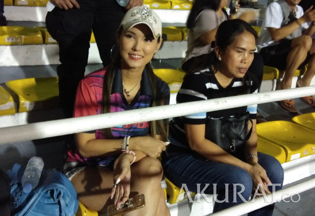 Maria Ozawa đến sân xem Việt Nam đấu Indonesia cùng trang phục mới, với hai người đàn ông mới nhưng vẫn quyết không trả lời phỏng vấn - Ảnh 3.