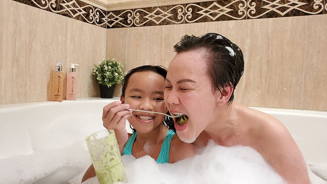 Ông xã Việt Hương khoe những bức hình "nóng bỏng" của danh hài cùng con gái trong bồn tắm - Ảnh 2.