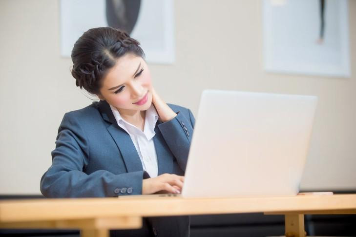 Cách phòng ngừa đau vai gáy khi ngồi máy tính nhiều 