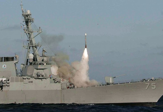 Tên lửa Tomahawk phóng đi từ khu trục hạm Mỹ