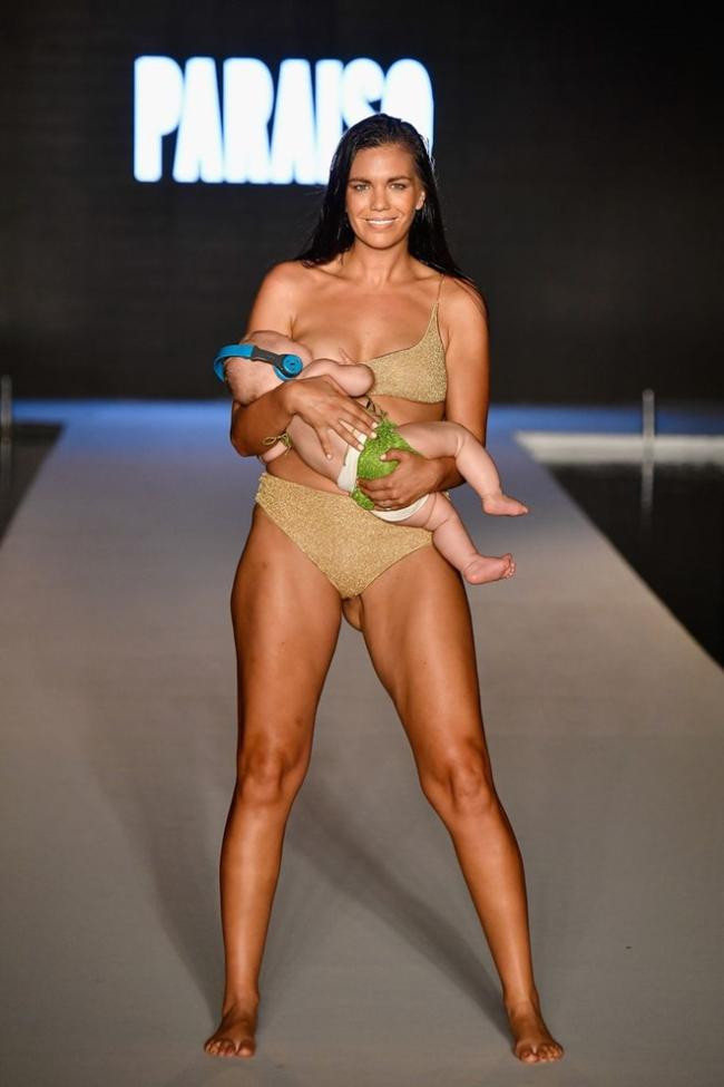 Người mẫu mặc bikini cho con bú gây sốc trên sàn catwalk