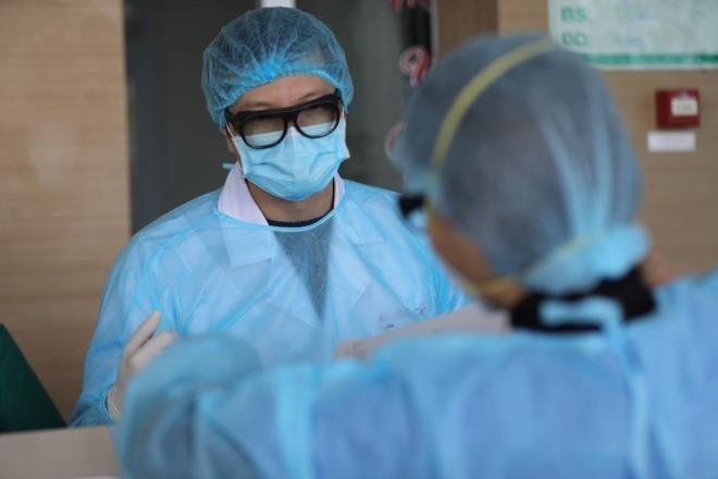 COVID-19: Thêm 8 ca mắc khỏi bệnh, tìm nguồn hiến để ghép phổi cho phi công người Anh 
