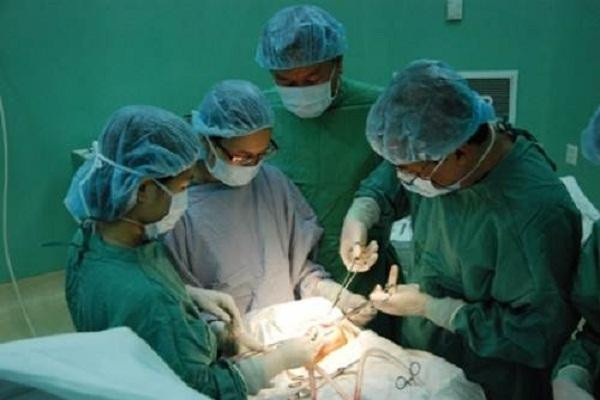Uống thuốc rung nhĩ không đều, cụ ông bị tắc động mạch cánh tay ​ 